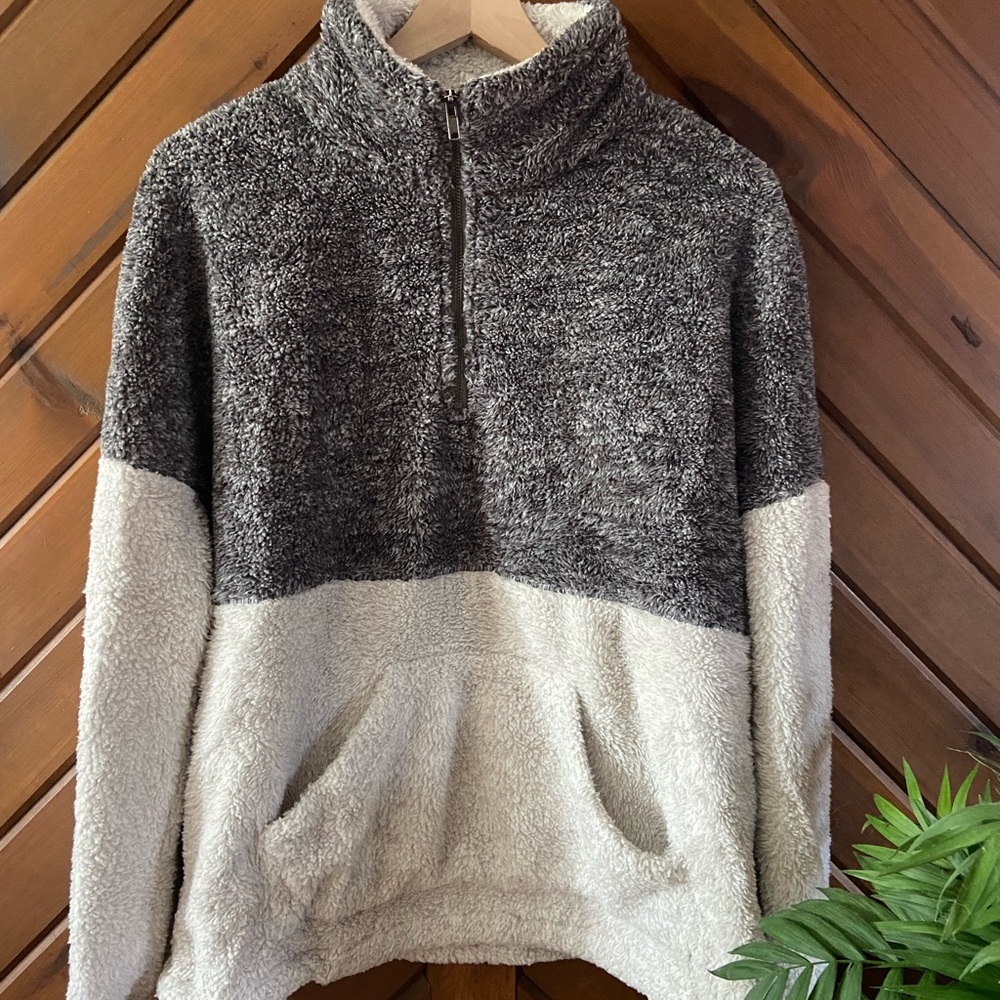 Doe & Rae Gray and White Quarter Zip Sweater